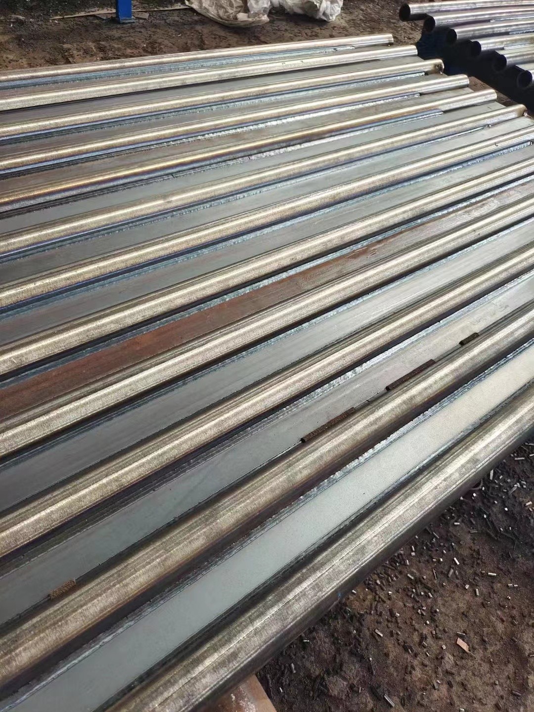 Φ38.1×7.5 SA-213T2 每件9根水冷壁管一排，長12米，管節(jié)距50.8mm,鰭片連接，鰭片為膜式扁鋼厚δ6.4㎜，材料為15CrMo，采用雙面坡口焊接型式