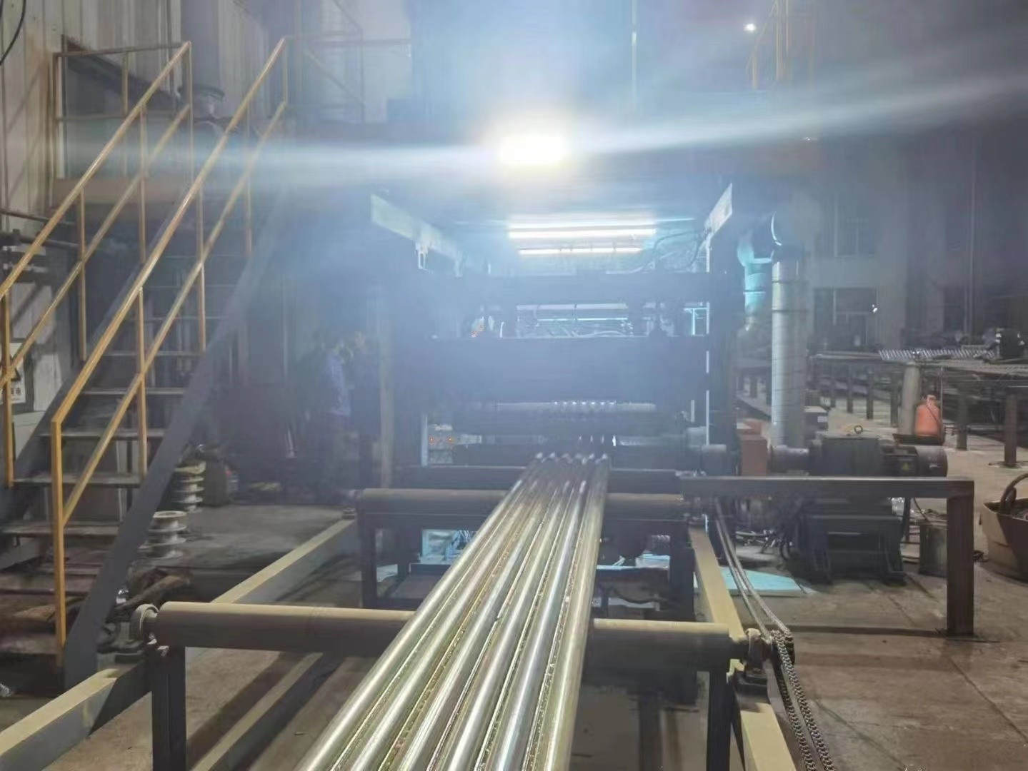水冷壁管屏|Φ38.1×7.5 SA-213T2 每件9根水冷壁管一排，長(zhǎng)12米，管節(jié)距50.8mm,鰭片連接，鰭片為膜式扁鋼厚δ6.4㎜，材料為15CrMo，采用雙面坡口焊接型式